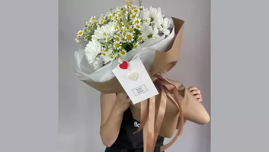 Букет из&nbsp;ромашек в&nbsp;крафт FMART by flowwow