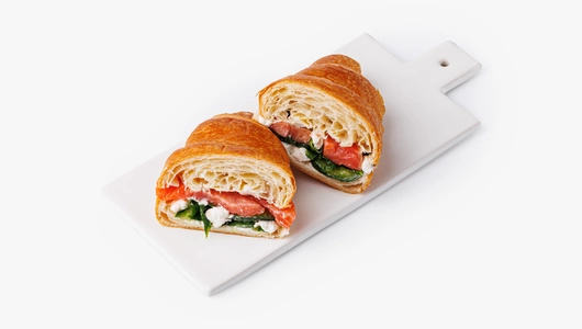 Круассан с форелью и сливочным крем-чизом, кафе Круассан с форелью и сливочным крем-чизом, кафе