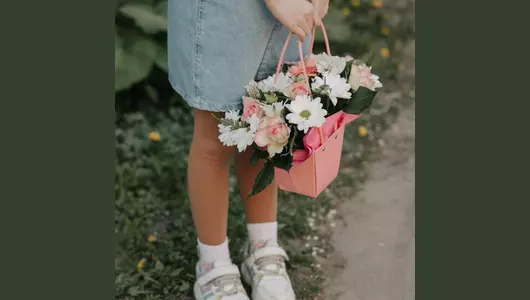 Авторский букет в&nbsp;сумочке из&nbsp;роз акуна и&nbsp;хризантем