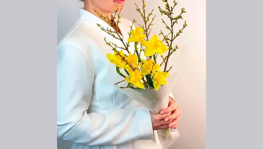 Авторский букет из&nbsp;форзиции и&nbsp;нарциссов "Луч солнца" FMART by flowwow