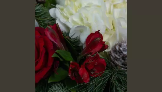 Зимний букет в&nbsp;шляпной коробке с&nbsp;гортензией и&nbsp;ароматом хвои