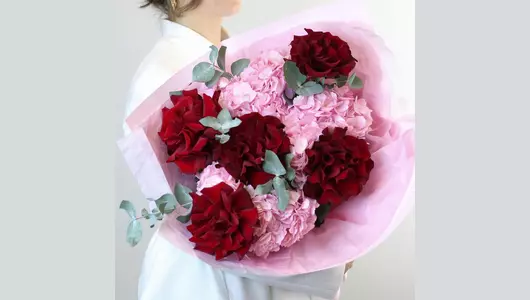 Авторский букет с&nbsp;гортензией и&nbsp;французской розой «Красное сердце» FMART by flowwow
