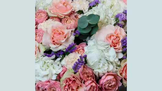 Авторский букет с&nbsp;гортензией, гвоздикой,французской и&nbsp;пионовидной розой "Вальс цветов" FMART by flowwow