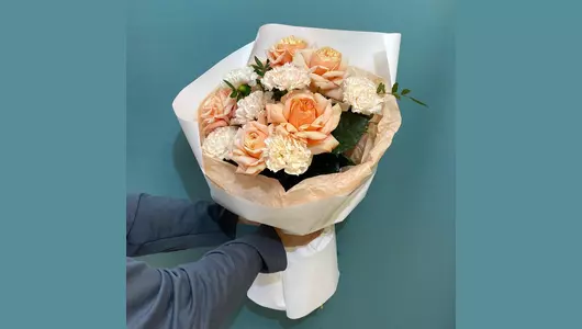 Бисквит и&nbsp;карамель. Букет розы и&nbsp;гвоздики FMART by flowwow