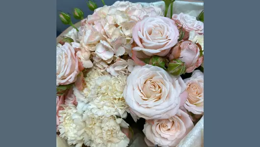 Сливочный пирожное. Букет с&nbsp;кустовыми розами гортензией и&nbsp;гвоздиками FMART by flowwow