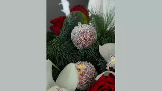 Оригинальный букет в&nbsp;шляпной коробке: с&nbsp;заснеженными яблоками