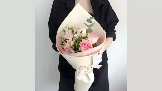 Букет из&nbsp;роз и&nbsp;альстромерии FMART by flowwow