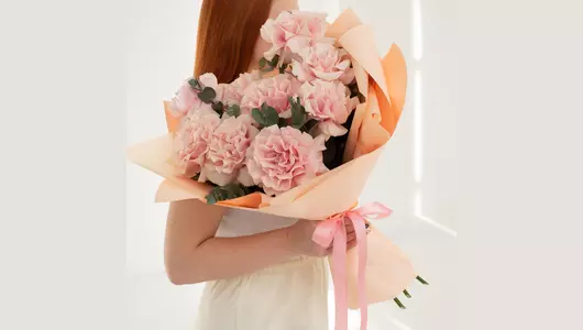 Букет из&nbsp;9 французских, розовых роз с&nbsp;эвкалиптом в&nbsp;матовой плёнке FMART by flowwow