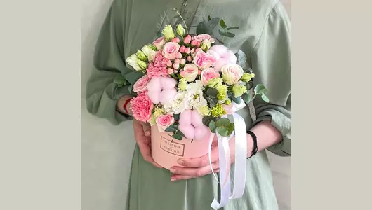 Цветы в&nbsp;коробке «Клубничный коктейль» с&nbsp;эустомой FMART by flowwow