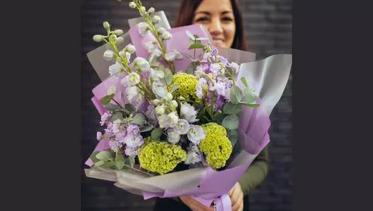 Каскадный букет из&nbsp;дельфиниума, маттиолы и&nbsp;целозии