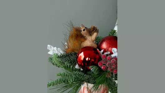 Зимняя композиция с&nbsp;белочкой, в&nbsp;декоративном стаканчике