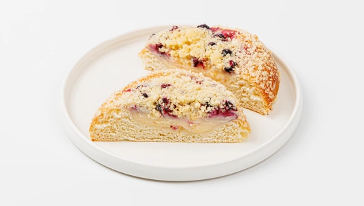 Булочка "Бриошь" с черной смородиной, кафе