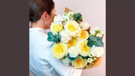 Авторский букет из&nbsp;кремовой розы, гвоздики и&nbsp;лизиантуса "Нежность в&nbsp;сердце" FMART by flowwow