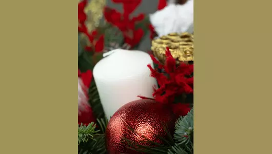 Новогодняя композиция в&nbsp;шляпной коробке с&nbsp;золотыми ветками и&nbsp;шарами