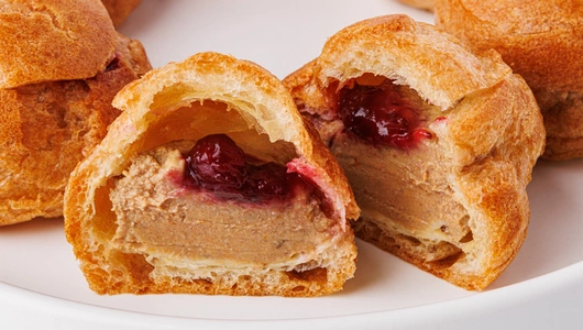 Профитроли с&nbsp;паштетом из&nbsp;куриной печени и&nbsp;брусничным соусом
