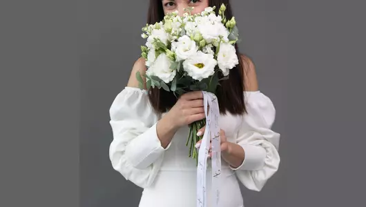 Свадебный букет из маттиолы, эустомы и эвкалипта Свадебный букет из маттиолы, эустомы и эвкалипта