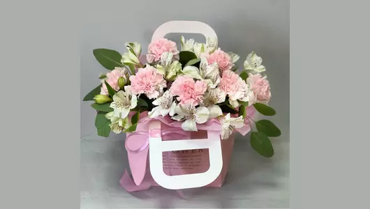 Цветы в коробке нежные диантусы и альстромерии «Розовое сердце» FMART by flowwow