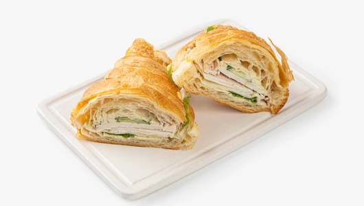 Круассан-сэндвич с индейки и сливочным песто