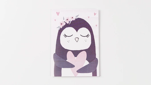 Подарочная открытка-раскраска с пастилой и карандашами (Рисунок с видом пингвина)