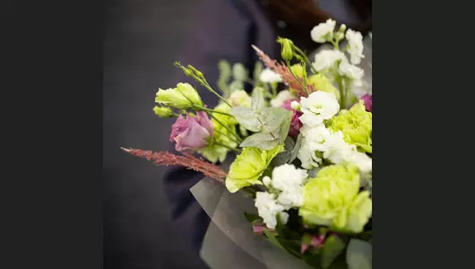 Сборный букет из&nbsp;эустомы, маттиолы, астромерии и&nbsp;гвоздики