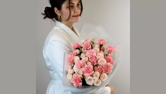 Авторский букет из&nbsp;кустовой розы и&nbsp;гвоздик «Персиковый рассвет» FMART by flowwow