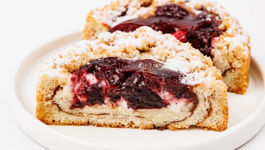 Улитка с творожным кремом, вишней и корицей, кафе