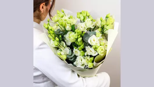 Монобукет из&nbsp;белого лизиантуса с&nbsp;эвкалиптом FMART by flowwow