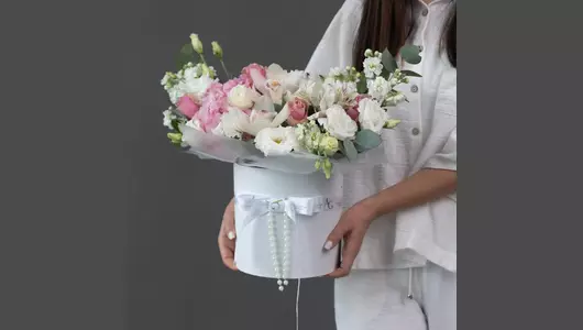 Цветочная композиция в шляпной коробке