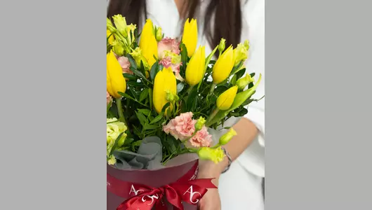 Шляпная коробка из&nbsp;тюльпанов и&nbsp;эустомы