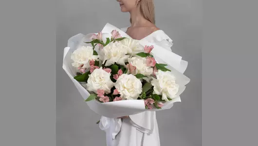 Букет из&nbsp;7 белых, французских роз и&nbsp;6 розовых альстромерий FMART by flowwow