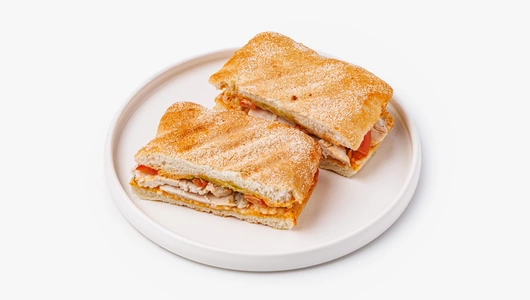 Мини-чиабатта с&nbsp;курицей, пармезаном и&nbsp;соусом копченый Айоли, кафе