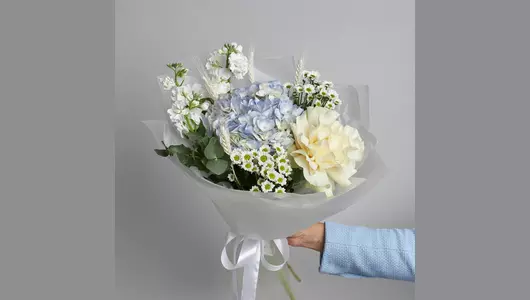 Гортензия и&nbsp;маттиола в&nbsp;букете «Голубое небо» FMART by flowwow