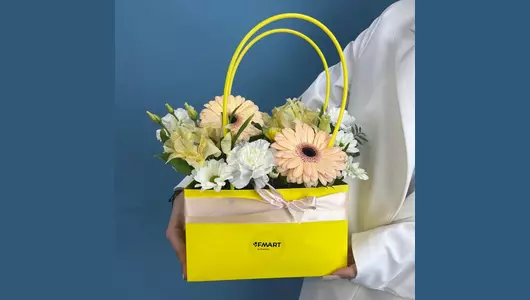 Сумочка с&nbsp;герберой, альстромерией, диантусом FMART by flowwow