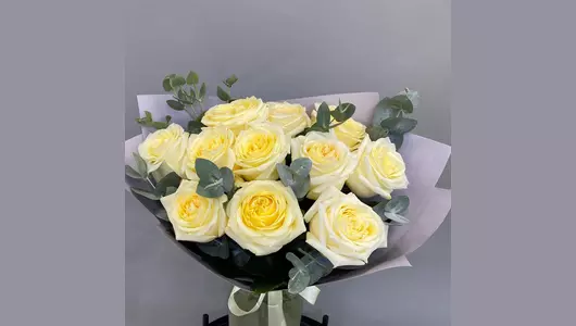Букет из&nbsp;11 роз Канделайт и&nbsp;эвкалипта FMART by flowwow