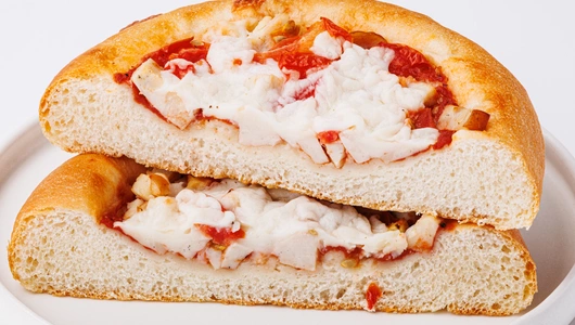 Мини-пицца с куриной ветчиной и сыром, кафе Мини-пицца с куриной ветчиной и сыром, кафе