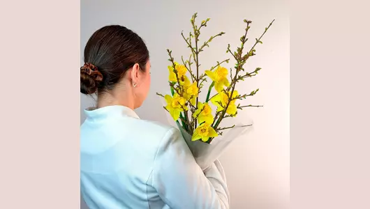 Авторский букет из&nbsp;форзиции и&nbsp;нарциссов "Луч солнца" FMART by flowwow