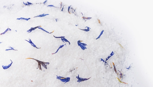 Соль для ванн магниевая парфюмированная "Ветивер и амбра" с сухоцветами