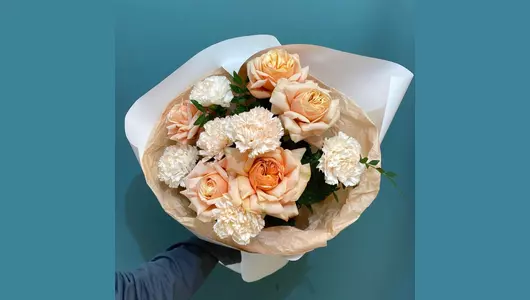 Бисквит и&nbsp;карамель. Букет розы и&nbsp;гвоздики FMART by flowwow