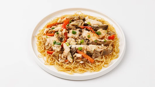 Лапша по-сингапурски с курицей и яйцом
