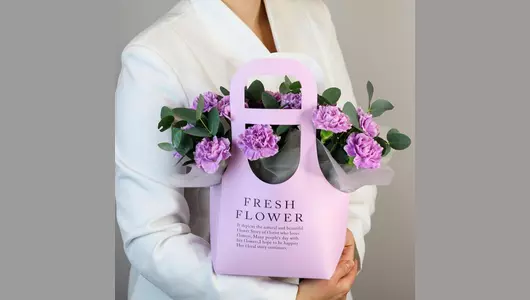 Композиция в&nbsp;сумочке "Лавандовые поля" из&nbsp;11 диантусов с&nbsp;эвкалиптом FMART by flowwow