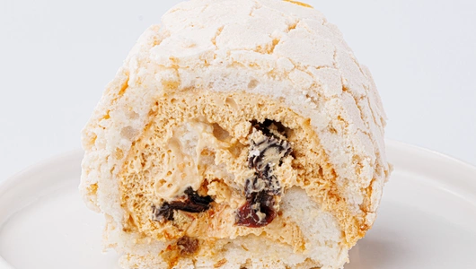 Рулет меренговый "Крем-брюле" с черносливом, кафе