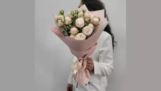 Букет из&nbsp;нежных кустовых роз "Персиковый закат" FMART by flowwow