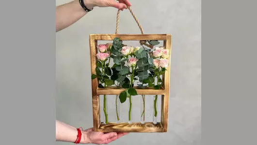 Рамка с&nbsp;розовыми кустовыми розами и&nbsp;эвкалиптом FMART by flowwow