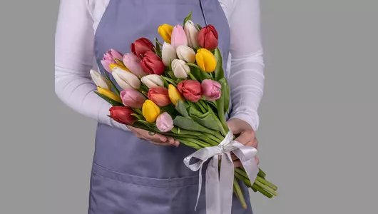 Букет из&nbsp;25 тюльпанов стандарт микс под&nbsp;ленту