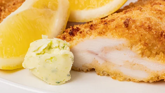 Шницель куриный с&nbsp;пряным маслом и&nbsp;лимоном, 400 г