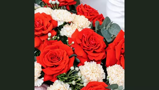 Авторский букет из&nbsp;французских роз, гвоздики и&nbsp;брунии "Алый шик" FMART by flowwow