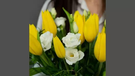 Шляпная коробка из&nbsp;желтых тюльпанов и&nbsp;цветов микс