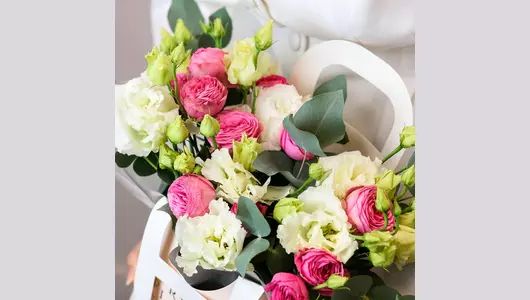 Композиция в&nbsp;сумочке «Утренний свет» из&nbsp;кустовой розы и&nbsp;эустомы FMART by flowwow