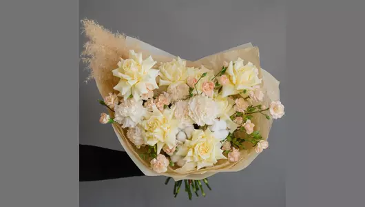 Бокал игристого. Букет розы и&nbsp;гвоздики FMART by flowwow