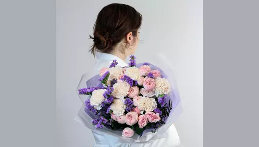 Авторский букет с&nbsp;пионовидной розой, гвоздикой и&nbsp;статицей "Лавандовый рассвет" FMART by flowwow